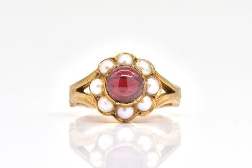 A 9CT GOLD, CARBUNCLE GARNET AND CULTURED PEARL CLUSTER RING
