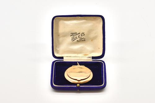 A 9CT GOLD CIRCULAR POWDER COMPACT