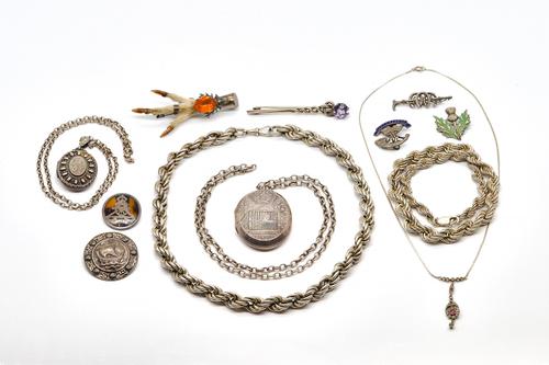 A GROUP OF SILVER JEWELLERY