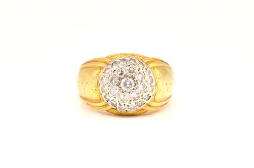 A GOLD AND DIAMOND CLUSTER RING