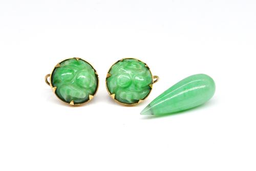 A PAIR OF JADE EARRINGS AND A JADE DROP PENDANT (2)