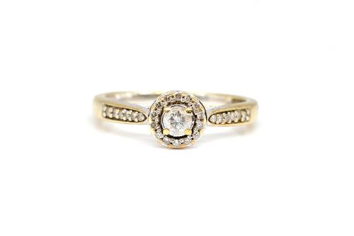 A 9CT WHITE GOLD AND DIAMOND CLUSTER RING