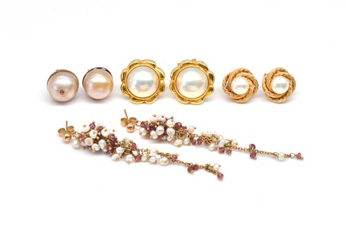 A PAIR OF GOLD AND MABE PEARL EARCLIPS AND THREE FURTHER PAIRS OF CULTURED PEARL EARRINGS (4)