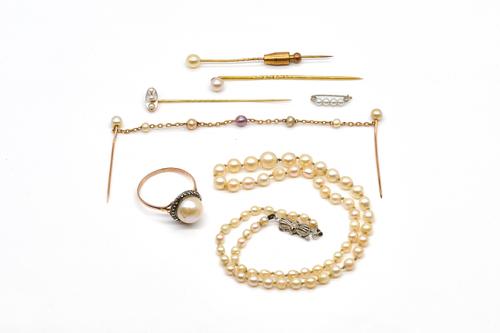 A GROUP OF FIVE CULTURED PEARL STICK PINS AND THREE FURTHER ITEMS (8)