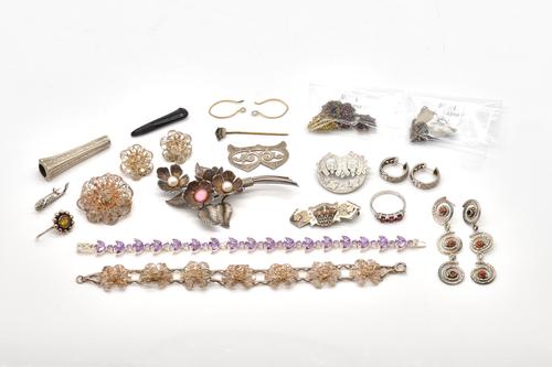 A BOHEMIAN GARNET NECKLACE, TWO ITEMS OF CHARLES HORNER JEWELLERY AND TWELVE FURTHER ITEMS (QTY)