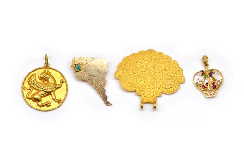 A GOLD AND EMERALD BROOCH AND THREE PENDANTS (4)