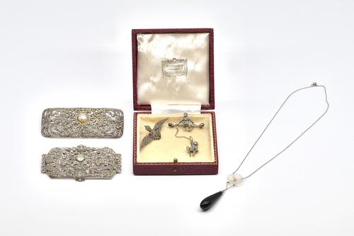 A PENDANT NECKLACE AND FOUR BROOCHES (5)