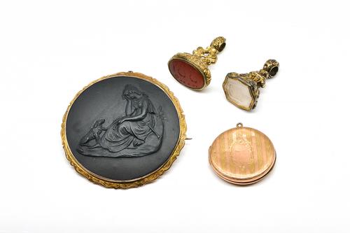 A GOLD MOUNTED WEDGWOOD CIRCULAR BROOCH AND THREE FURTHER ITEMS (4)