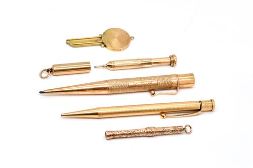 A 9CT GOLD CASED PROPELLING PENCIL AND FOUR FURTHER ITEMS (5)
