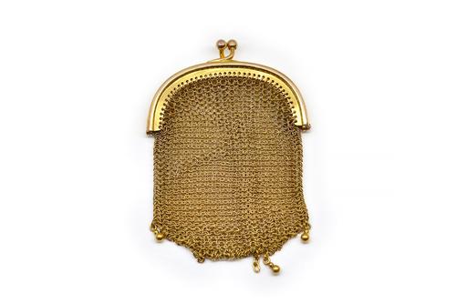 A GOLD CHAIN MESH COIN PURSE