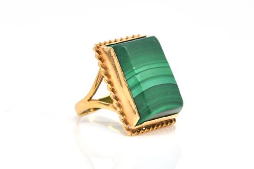 A GOLD AND MALACHITE SINGLE STONE RING