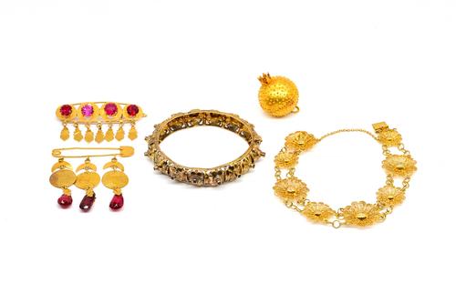 A GROUP OF MOSTLY ASIAN JEWELLERY (5)