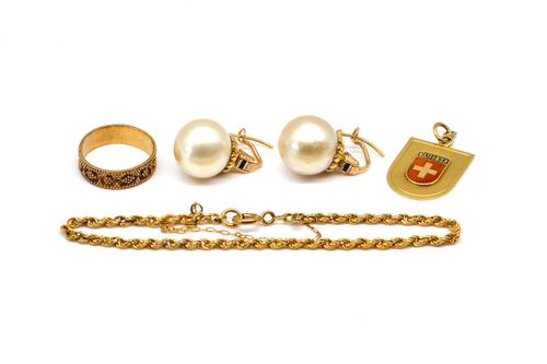 A GOLD AND ENAMELLED SHIELD SHAPED PENDANT AND THREE FURTHER ITEMS (4)