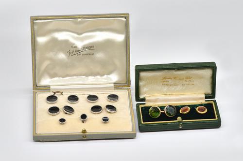 A 9CT WHITE GOLD AND BLACK ONYX DRESS SET AND TWO CUFFLINKS (3)