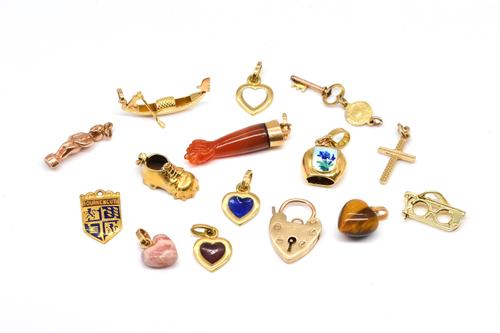 FIFTEEN ITEMS, MOSTLY PENDANTS AND CHARMS (15)