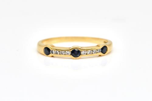 A 9CT GOLD, SAPPHIRE AND DIAMOND RING