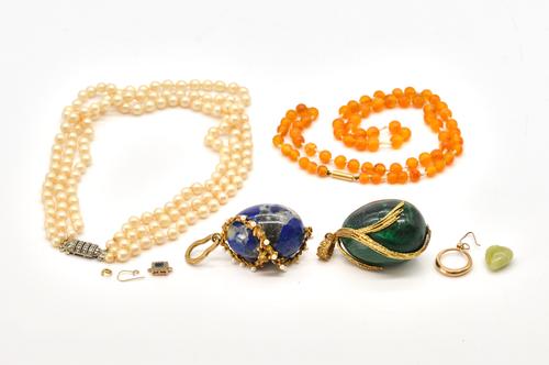 A 9CT GOLD MOUNTED MALACHITE EGG SHAPED PENDANT AND FURTHER JEWELLERY (QTY)