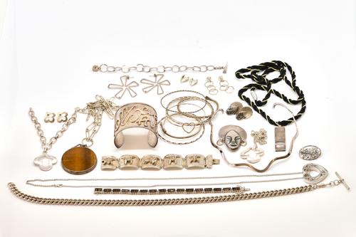 A GROUP OF MOSTLY SILVER JEWELLERY (24)