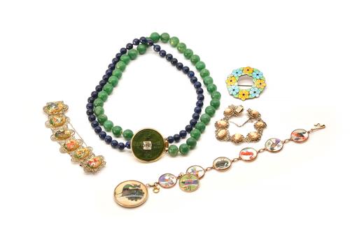 A MOTHER OF PEARL AND VARICOLOURED FEATHER BRACELET DECORATED WITH BIRDS AND FOUR FURTHER ITEMS (5)