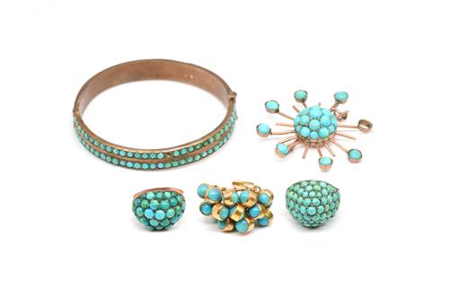 A GROUP OF TURQUOISE AND PALE BLUE PASTE IMITATING TURQUOSIE JEWELLERY (5)