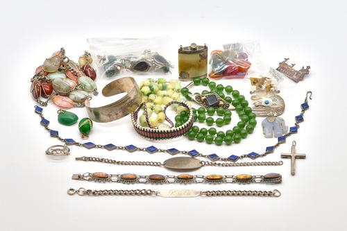 A SINGLE ROW NECKLACE OF NEPHRITE BEADS, TWO PAIRS OF GOLD EARSTUDS AND FURTHER JEWELLERY (QTY)