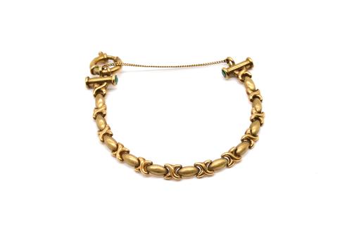 A GOLD AND GREEN GEM SET BRACELET
