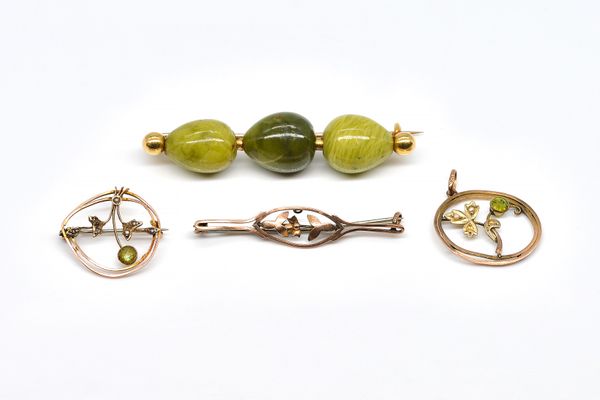 A GOLD AND CONNEMARA MARBLE THREE STONE BAR BROOCH AND THREE FURTHER ITEMS (4)