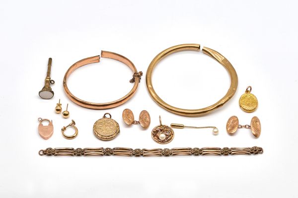 A GROUP OF GOLD AND GILT METAL JEWELLERY (11)