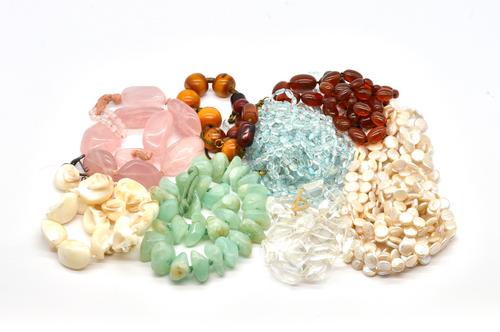 A MULTIPLE ROW NECKLACE OF DISC SHAPED FRESHWATER CULTURED PEARLS AND SEVEN FURTHER NECKLACES (8)