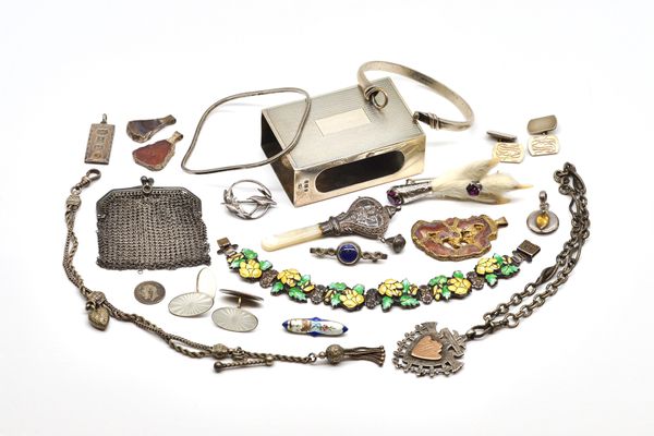 A GROUP OF MOSTLY SILVER JEWELLERY AND FURTHER ITEMS