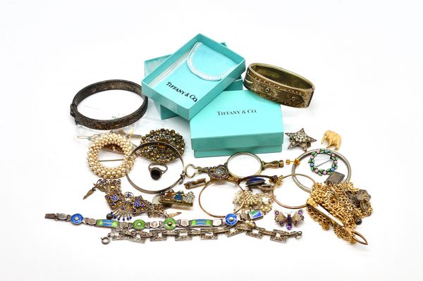 A COLLECTION OF GOLD ITEMS (4) AND COSTUME JEWELLERY
