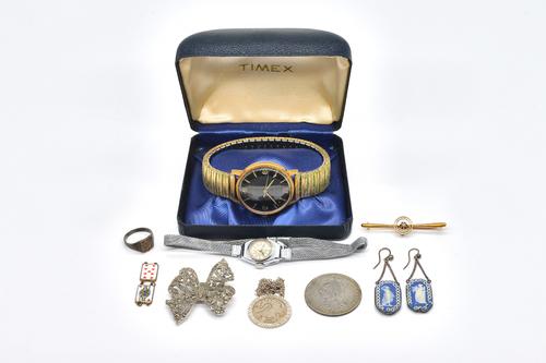 A GOLD AND DIAMOND SINGLE STONE BAR BROOCH AND EIGHT FURTHER ITEMS (9)