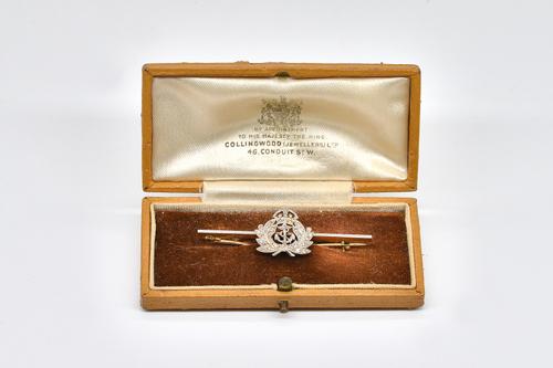 A GOLD AND PLATINUM, DIAMOND BAR BROOCH