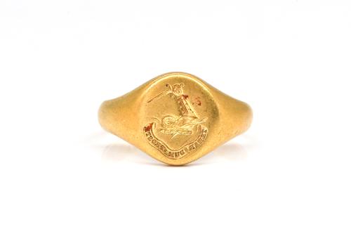 AN 18CT GOLD SIGNET RING