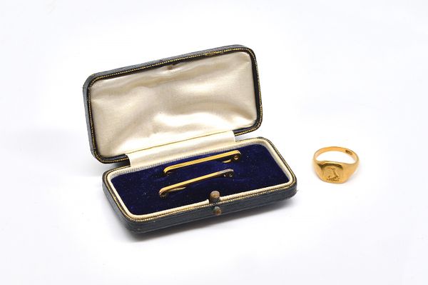 A GOLD SIGNET RING AND TWO GOLD PLAIN BAR BROOCHES (3)