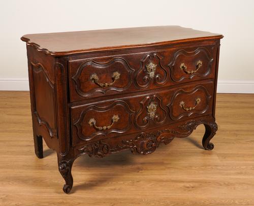 AN 18TH CENTURY FRENCH WALNUT SERPENTINE COMMODE
