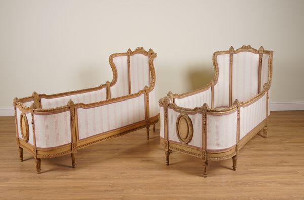 A PAIR OF EARLY 20TH CENTURY FRENCH GREY PAINTED WINGBACK SINGLE BEDS OF LOUIS XVI STYLE (2)