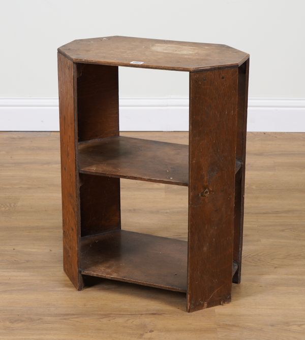 A MID-20TH CENTURY LAMINATED BEECH CANTED RECTANGULAR THREE TIER OCCASIONAL TABLE/BOOKSTAND