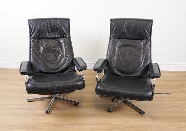 KEBE, MADE IN DENMARK; A PAIR OF MID-20TH CENTURY CHROME FRAMED BLACK LEATHER UPHOLSTERED RECLINING SWIVEL LOUNGE CHAIRS (2)