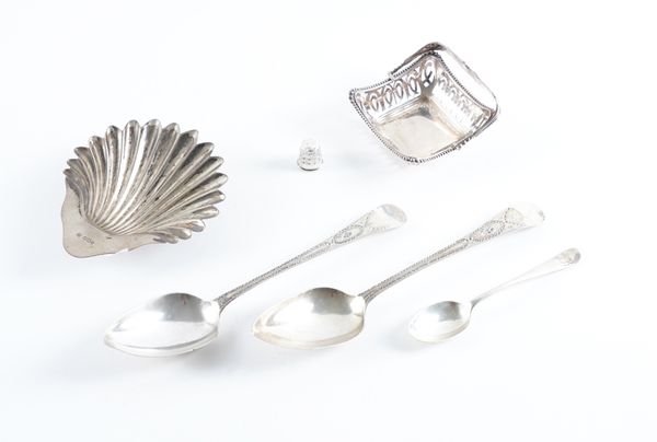 A PAIR OF SILVER TABLESPOONS AND FOUR FURTHER SILVER ITEMS (6)