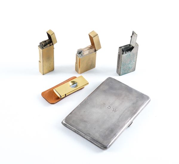 A SILVER RECTANGULAR CIGARETTE CASE AND FOUR FURTHER SMOKING RELATED ITEMS (5)