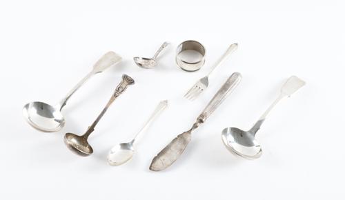 A PAIR OF VICTORIAN SILVER FIDDLE PATTERN SAUCE LADLES AND SIX FURTHER SILVER ITEMS (8)