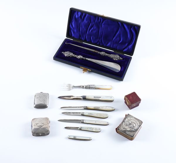 A COLLECTION OF SILVER AND SILVER PLATED COLLECTABLES  (13)