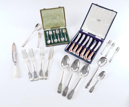 A SET OF SIX SILVER TEASPOONS AND A QUANTITY OF MOSTLY PLATED FLATWARE (QTY)