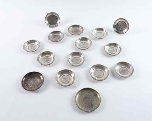 FIFTEEN CIRCULAR DISHES MOUNTED WITH COINS (15)