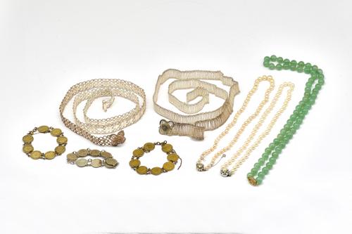 EIGHT ITEMS OF JEWELLERY (8)