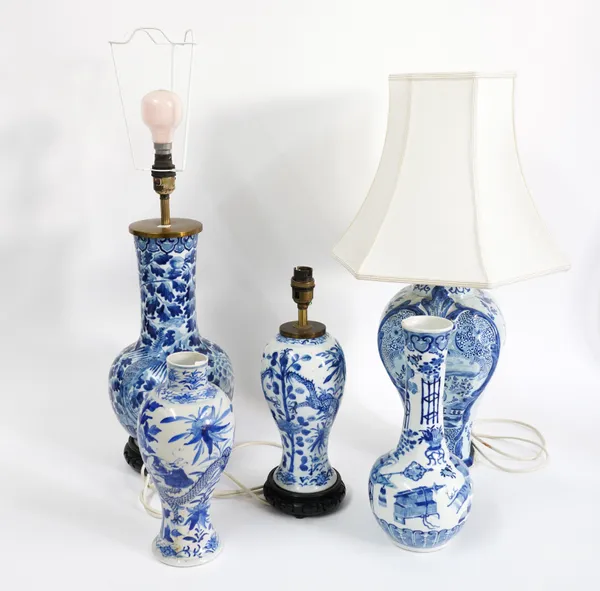 A GROUP OF FOUR CHINESE BLUE AND WHITE CERAMIC TABLE LAMPS AND VASES (5)