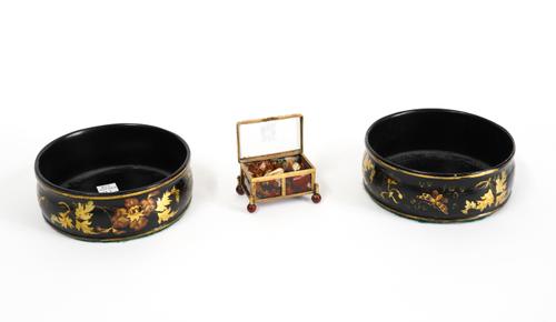 A PAIR OF VICTORIAN LACQUERED PAPIER-MACHE WINE COASTERS AND A GERMAN JASPER AGATE MOUNTED BOX (3)