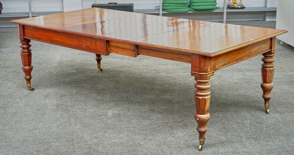 A MID-19TH CENTURY MAHOGANY EXTENDING DINING TABLE