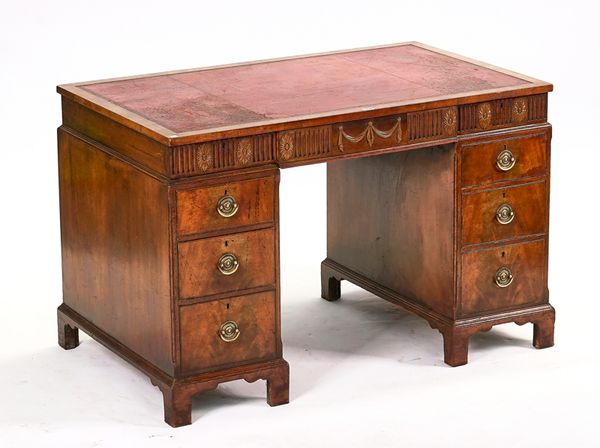 AN EARLY 20TH CENTURY MAHOGANY PEDESTAL WRITING DESK